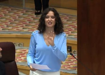 Ayuso es una de las más importantes representantes de la derecha española actual. Quiere ser presidenta de su país, y trabaja para ello, al exterior, y al interior de la nación. ¿Cuál es su fuerza real en Madrid y en España? ¿Cuál es el panorama de su futuro político? Al parecer, otra vez está jugando al límite, como en el “cañas por vidas”. FOTO: captura pantalla transmisión Asamblea Madrid.