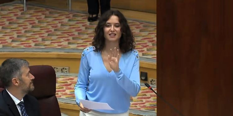 Ayuso es una de las más importantes representantes de la derecha española actual. Quiere ser presidenta de su país, y trabaja para ello, al exterior, y al interior de la nación. ¿Cuál es su fuerza real en Madrid y en España? ¿Cuál es el panorama de su futuro político? Al parecer, otra vez está jugando al límite, como en el “cañas por vidas”. FOTO: captura pantalla transmisión Asamblea Madrid.