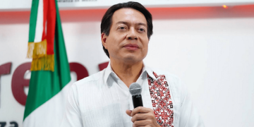 Ya se va entendiendo para qué el todavía titular de la SEP, Mario Delgado se confabuló con el diputado federal de Morena, Víctor Hugo Lobo Román, para huachicolearse el PRD Ciudad de México. FOTO: Especial / Archivo