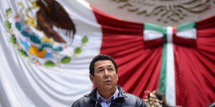 El fuego que encendió el diputado federal Mario López Hernández al acusar —sin pruebas— a cuadros de Morena de formar parte de una red de huachicol fiscal en Tamaulipas ya tuvo una primera respuesta: su propio partido decidió marcar distancia y dejar claro que no forma parte de sus filas.
