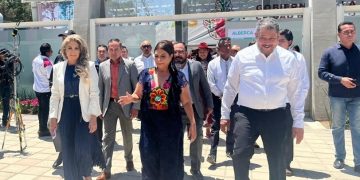 El jueves pasado, durante la inauguración de la UTOPÍA Ceylán, en Azcapotzalco, se dio un breve encuentro entre los principales representantes de las izquierdas en la capital del país: la jefa de Gobierno, Clara Brugada; la presidenta del PRD CDMX, Nora Arias, y el coordinador del PT en el Congreso, Ernesto Villarreal. FOTO: Especial