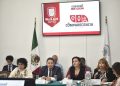 Óscar V. Machado / CDMX Magacín Al comparecer ante las comisiones unidas de Alcaldías y Límites Territoriales, y de Administración Pública Local del Congreso de la Ciudad de México, el Alcalde de Milpa Alta, José Octavio Rivero Villaseñor, planteó realizar una reunión de los 16 alcaldes y alcaldesas con esta soberanía capitalina para analizar el presupuesto que se destinan cada año a las demarcaciones. Argumento que en el caso de Milpa Alta los recursos no son suficientes para atender las demandas de los más de 160 mil habitantes que viven en esta jurisdicción del sur de la capital del país, a pesar de que en los últimos 2 años se ha incrementado 150 millones de pesos por año, estos incrementos se van para cubrir el déficit de la alcaldía, del capítulo 1000 principalmente, que corresponde a los salarios, más la inflación. “Del año 2025 yo calculo que nos quedó como 1.5, 2% de presupuesto real para canalizar hacia la ciudadanía. En mi caso particular, nosotros necesitamos al menos un aumento de 10% en el presupuesto anual”. Ante eso, en el Salón Herberto Castillo del recinto parlamentario capitalino, el edil propuso realizar una reunión de los 16 alcaldes con los diputados para analizar cuánto es lo qué se va a gastar al año, tomando en cuenta la inflación que se aumenta en salarios, “a partir de eso, que nos puedan dar un planteamiento de un aumento real para que nosotros podamos tener mejores programas, podamos aumentar obra pública, mas recursos a otras partidas para incrementar el nivel de vida de las personas”. En su comparecencia, Rivero Villaseñor recalcó que su gobierno ha reducido la inseguridad en 18%, porque se han incrementado diversas acciones como la adquisición de 3 patrullas pick up, 20 motopatrullas, la implementación del programa “Barrio alerta” con el cual se han concretado 251 asambleas vecinales, se construyeron 3 casetas de vigilancia en 3 de los 12 pueblos originarios. Añadió que su gobierno construyó un centro de monitoreo con capacidad para 1,200 cámaras, “ya se colocaron 300 y este año instaremos 450, lo que ha permitido ser la alcaldía con mayor respuesta en detención de delincuentes, pues de cada 2 delitos, en uno se detiene al responsable”. Añadió que se destinaron 40 millones de pesos para rehabilitar 7 plazas púbicas, así como para construir un parque ecoturístico en San Juan Tepenahuac, además se canalizaron 12 millones de pesos para rehabilitar los caminos rurales y reparar 13 mil baches en toda la demarcación, 8.5 millones para rehabilitar banquetas. Al destacar que Milpa Alta fue en 2025 la única alcaldía que no padeció inundaciones, Rivero Villaseñor señaló que implementó el programa Operación Desagüe con un presupuesto de 10 millones de pesos, que también usó para dar mantenimiento a 33 barrancas. “También ayudó a esto que adquirimos 5 nuevos camiones de basura”. En Desarrollo social, destacó la puesta en marcha del programa “Bebe Digno”, único en la ciudad y en el país, con la construcción de 10 Bebetecas que benefician a más de 2 mil infantes (de 0 a 10 años) con actividades como estimulación y aprendizaje de habilidades cognitivas, sociales y emocionales, incluso se les otorga clases de náhuatl. Este programa recibió el Premio Intercontinental de Alcaldes y Gobernadores, otorgado por el Consejo de Líderes y Empresarios a Nivel Internacional. Añadió que en el año 2025 su gobierno apoyó con 13 mil pesos a productores de nopal con lo cual canalizó 72 millones de pesos y en 2026 estos recursos crecieron a 76 millones de pesos para darles 14 mil pesos, “pero con el apoyo del gobierno capitalino, cada productor recibirá 17 mil pesos”. Rivero Villaseñor destacó la implementación del programa “Protectora de la Salud” que tiene el objetivo de atender a 10 mil milpatenses. En su primera parte cuenta con una clínica que ofrece servicios gratuitos de medicina general, odontología, laboratorio clínico, servicios de optometría. Apuntó que con el esquema “Alimento digno” en 2025 se beneficiaron a 13,500 personas con la entrega de una despensa, se entregaron 250 apoyos a personas con discapacidad, 400 aparatos auditivos y andaderas. Con miras al Mundial de Futbol 2026, el edil dijo que se buscará aprovechar que el Estadio Azteca se encuentra a 40 minutos de la demarcación, por lo que se rehabitaron diversas centros deportivos, se cuentan con 21 rutas turísticas del mole, nopal, miel, zona verdes, “muy pronto vamos a inaugurar el Museo de la Comida de Milpa Alta, tenemos el programa “Milpa Cultura” que se despliega en los 12 pueblos de la demarcación con actividades musicales, artísticas y de desarrollo como Yoga en el bosque o serenidad verde. Durante la comparecencia participaron las diputadas Elizabeth Mateos Hernández, presidenta de la Comisión de Administración Pública Local, Ileana Sánchez Chávez, presidenta de la Comisión de Alcaldías y Límites Territoriales, así como las legisladoras Leticia Haro Jiménez, Tania Larios Pérez, Luisa Ledezma Alpízar, Diana Barragán Sánchez, Yolanda García Ortega, así como el diputado Federico Chávez Semerena.