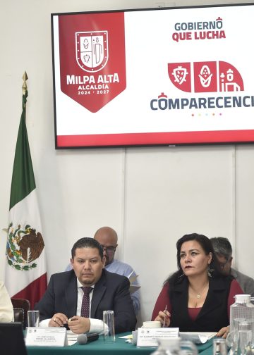 Óscar V. Machado / CDMX Magacín Al comparecer ante las comisiones unidas de Alcaldías y Límites Territoriales, y de Administración Pública Local del Congreso de la Ciudad de México, el Alcalde de Milpa Alta, José Octavio Rivero Villaseñor, planteó realizar una reunión de los 16 alcaldes y alcaldesas con esta soberanía capitalina para analizar el presupuesto que se destinan cada año a las demarcaciones. Argumento que en el caso de Milpa Alta los recursos no son suficientes para atender las demandas de los más de 160 mil habitantes que viven en esta jurisdicción del sur de la capital del país, a pesar de que en los últimos 2 años se ha incrementado 150 millones de pesos por año, estos incrementos se van para cubrir el déficit de la alcaldía, del capítulo 1000 principalmente, que corresponde a los salarios, más la inflación. “Del año 2025 yo calculo que nos quedó como 1.5, 2% de presupuesto real para canalizar hacia la ciudadanía. En mi caso particular, nosotros necesitamos al menos un aumento de 10% en el presupuesto anual”. Ante eso, en el Salón Herberto Castillo del recinto parlamentario capitalino, el edil propuso realizar una reunión de los 16 alcaldes con los diputados para analizar cuánto es lo qué se va a gastar al año, tomando en cuenta la inflación que se aumenta en salarios, “a partir de eso, que nos puedan dar un planteamiento de un aumento real para que nosotros podamos tener mejores programas, podamos aumentar obra pública, mas recursos a otras partidas para incrementar el nivel de vida de las personas”. En su comparecencia, Rivero Villaseñor recalcó que su gobierno ha reducido la inseguridad en 18%, porque se han incrementado diversas acciones como la adquisición de 3 patrullas pick up, 20 motopatrullas, la implementación del programa “Barrio alerta” con el cual se han concretado 251 asambleas vecinales, se construyeron 3 casetas de vigilancia en 3 de los 12 pueblos originarios. Añadió que su gobierno construyó un centro de monitoreo con capacidad para 1,200 cámaras, “ya se colocaron 300 y este año instaremos 450, lo que ha permitido ser la alcaldía con mayor respuesta en detención de delincuentes, pues de cada 2 delitos, en uno se detiene al responsable”. Añadió que se destinaron 40 millones de pesos para rehabilitar 7 plazas púbicas, así como para construir un parque ecoturístico en San Juan Tepenahuac, además se canalizaron 12 millones de pesos para rehabilitar los caminos rurales y reparar 13 mil baches en toda la demarcación, 8.5 millones para rehabilitar banquetas.   Al destacar que Milpa Alta fue en 2025 la única alcaldía que no padeció inundaciones, Rivero Villaseñor señaló que implementó el programa Operación Desagüe con un presupuesto de 10 millones de pesos, que también usó para dar mantenimiento a 33 barrancas. “También ayudó a esto que adquirimos 5 nuevos camiones de basura”. En Desarrollo social, destacó la puesta en marcha del programa “Bebe Digno”, único en la ciudad y en el país, con la construcción de 10 Bebetecas que benefician a más de 2 mil infantes (de 0 a 10 años) con actividades como estimulación y aprendizaje de habilidades cognitivas, sociales y emocionales, incluso se les otorga clases de náhuatl. Este programa recibió el Premio Intercontinental de Alcaldes y Gobernadores, otorgado por el Consejo de Líderes y Empresarios a Nivel Internacional. Añadió que en el año 2025 su gobierno apoyó con 13 mil pesos a productores de nopal con lo cual canalizó 72 millones de pesos y en 2026 estos recursos crecieron a 76 millones de pesos para darles 14 mil pesos, “pero con el apoyo del gobierno capitalino, cada productor recibirá 17 mil pesos”. Rivero Villaseñor destacó la implementación del programa “Protectora de la Salud” que tiene el objetivo de atender a 10 mil milpatenses. En su primera parte cuenta con una clínica que ofrece servicios gratuitos de medicina general, odontología, laboratorio clínico, servicios de optometría. Apuntó que con el esquema “Alimento digno” en 2025 se beneficiaron a 13,500 personas con la entrega de una despensa, se entregaron 250 apoyos a personas con discapacidad, 400 aparatos auditivos y andaderas. Con miras al Mundial de Futbol 2026, el edil dijo que se buscará aprovechar que el Estadio Azteca se encuentra a 40 minutos de la demarcación, por lo que se rehabitaron diversas centros deportivos, se cuentan con 21 rutas turísticas del mole, nopal, miel, zona verdes, “muy pronto vamos a inaugurar el Museo de la Comida de Milpa Alta, tenemos el programa “Milpa Cultura” que se despliega en los 12 pueblos de la demarcación con actividades musicales, artísticas y de desarrollo como Yoga en el bosque o serenidad verde. Durante la comparecencia participaron las diputadas Elizabeth Mateos Hernández, presidenta de la Comisión de Administración Pública Local, Ileana Sánchez Chávez, presidenta de la Comisión de Alcaldías y Límites Territoriales, así como las legisladoras Leticia Haro Jiménez, Tania Larios Pérez, Luisa Ledezma Alpízar, Diana Barragán Sánchez, Yolanda García Ortega, así como el diputado Federico Chávez Semerena.