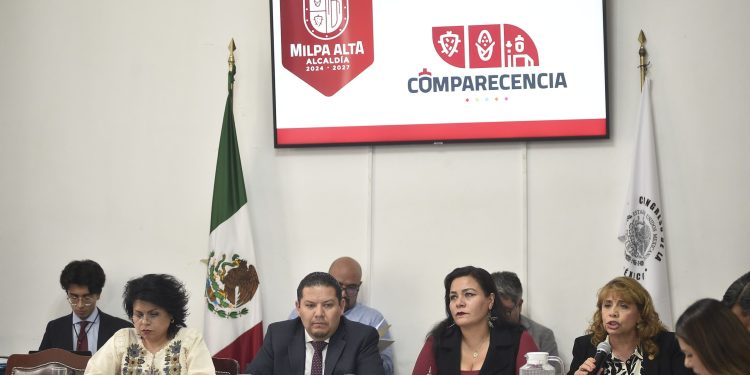 Óscar V. Machado / CDMX Magacín Al comparecer ante las comisiones unidas de Alcaldías y Límites Territoriales, y de Administración Pública Local del Congreso de la Ciudad de México, el Alcalde de Milpa Alta, José Octavio Rivero Villaseñor, planteó realizar una reunión de los 16 alcaldes y alcaldesas con esta soberanía capitalina para analizar el presupuesto que se destinan cada año a las demarcaciones. Argumento que en el caso de Milpa Alta los recursos no son suficientes para atender las demandas de los más de 160 mil habitantes que viven en esta jurisdicción del sur de la capital del país, a pesar de que en los últimos 2 años se ha incrementado 150 millones de pesos por año, estos incrementos se van para cubrir el déficit de la alcaldía, del capítulo 1000 principalmente, que corresponde a los salarios, más la inflación. “Del año 2025 yo calculo que nos quedó como 1.5, 2% de presupuesto real para canalizar hacia la ciudadanía. En mi caso particular, nosotros necesitamos al menos un aumento de 10% en el presupuesto anual”. Ante eso, en el Salón Herberto Castillo del recinto parlamentario capitalino, el edil propuso realizar una reunión de los 16 alcaldes con los diputados para analizar cuánto es lo qué se va a gastar al año, tomando en cuenta la inflación que se aumenta en salarios, “a partir de eso, que nos puedan dar un planteamiento de un aumento real para que nosotros podamos tener mejores programas, podamos aumentar obra pública, mas recursos a otras partidas para incrementar el nivel de vida de las personas”. En su comparecencia, Rivero Villaseñor recalcó que su gobierno ha reducido la inseguridad en 18%, porque se han incrementado diversas acciones como la adquisición de 3 patrullas pick up, 20 motopatrullas, la implementación del programa “Barrio alerta” con el cual se han concretado 251 asambleas vecinales, se construyeron 3 casetas de vigilancia en 3 de los 12 pueblos originarios. Añadió que su gobierno construyó un centro de monitoreo con capacidad para 1,200 cámaras, “ya se colocaron 300 y este año instaremos 450, lo que ha permitido ser la alcaldía con mayor respuesta en detención de delincuentes, pues de cada 2 delitos, en uno se detiene al responsable”. Añadió que se destinaron 40 millones de pesos para rehabilitar 7 plazas púbicas, así como para construir un parque ecoturístico en San Juan Tepenahuac, además se canalizaron 12 millones de pesos para rehabilitar los caminos rurales y reparar 13 mil baches en toda la demarcación, 8.5 millones para rehabilitar banquetas. Al destacar que Milpa Alta fue en 2025 la única alcaldía que no padeció inundaciones, Rivero Villaseñor señaló que implementó el programa Operación Desagüe con un presupuesto de 10 millones de pesos, que también usó para dar mantenimiento a 33 barrancas. “También ayudó a esto que adquirimos 5 nuevos camiones de basura”. En Desarrollo social, destacó la puesta en marcha del programa “Bebe Digno”, único en la ciudad y en el país, con la construcción de 10 Bebetecas que benefician a más de 2 mil infantes (de 0 a 10 años) con actividades como estimulación y aprendizaje de habilidades cognitivas, sociales y emocionales, incluso se les otorga clases de náhuatl. Este programa recibió el Premio Intercontinental de Alcaldes y Gobernadores, otorgado por el Consejo de Líderes y Empresarios a Nivel Internacional. Añadió que en el año 2025 su gobierno apoyó con 13 mil pesos a productores de nopal con lo cual canalizó 72 millones de pesos y en 2026 estos recursos crecieron a 76 millones de pesos para darles 14 mil pesos, “pero con el apoyo del gobierno capitalino, cada productor recibirá 17 mil pesos”. Rivero Villaseñor destacó la implementación del programa “Protectora de la Salud” que tiene el objetivo de atender a 10 mil milpatenses. En su primera parte cuenta con una clínica que ofrece servicios gratuitos de medicina general, odontología, laboratorio clínico, servicios de optometría. Apuntó que con el esquema “Alimento digno” en 2025 se beneficiaron a 13,500 personas con la entrega de una despensa, se entregaron 250 apoyos a personas con discapacidad, 400 aparatos auditivos y andaderas. Con miras al Mundial de Futbol 2026, el edil dijo que se buscará aprovechar que el Estadio Azteca se encuentra a 40 minutos de la demarcación, por lo que se rehabitaron diversas centros deportivos, se cuentan con 21 rutas turísticas del mole, nopal, miel, zona verdes, “muy pronto vamos a inaugurar el Museo de la Comida de Milpa Alta, tenemos el programa “Milpa Cultura” que se despliega en los 12 pueblos de la demarcación con actividades musicales, artísticas y de desarrollo como Yoga en el bosque o serenidad verde. Durante la comparecencia participaron las diputadas Elizabeth Mateos Hernández, presidenta de la Comisión de Administración Pública Local, Ileana Sánchez Chávez, presidenta de la Comisión de Alcaldías y Límites Territoriales, así como las legisladoras Leticia Haro Jiménez, Tania Larios Pérez, Luisa Ledezma Alpízar, Diana Barragán Sánchez, Yolanda García Ortega, así como el diputado Federico Chávez Semerena.