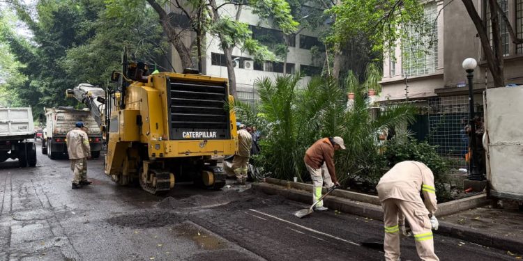 La calle Hamburgo es una de las vialidades con mayor actividad comercial, turística y de servicios en la colonia Juárez, por lo que su mantenimiento resulta fundamental para mejorar la movilidad de vecinas, vecinos, trabajadores y visitantes. FOTO: Especial