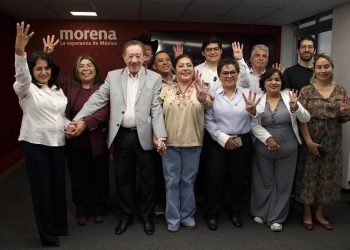 Diputados de Morena pasaron de la ilusión a la sorpresa, y terminaron enfadados porque la conferencia de prensa a la que tuvieron que asistir este miércoles por instrucciones superiores terminó siendo de respaldo al presidente del partido en la Ciudad de México, Héctor Díaz Polanco. FOTOS: Especial