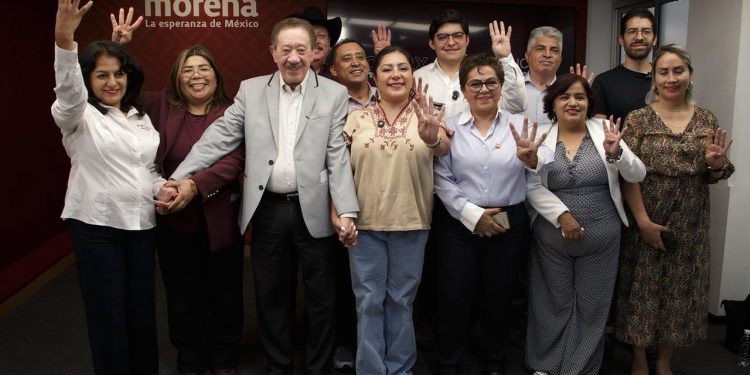 Diputados de Morena pasaron de la ilusión a la sorpresa, y terminaron enfadados porque la conferencia de prensa a la que tuvieron que asistir este miércoles por instrucciones superiores terminó siendo de respaldo al presidente del partido en la Ciudad de México, Héctor Díaz Polanco. FOTOS: Especial