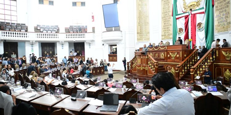 Desde los tiempos dorados del corporativismo priísta, los sindicatos aprendieron que la defensa de los trabajadores podía convivir perfectamente con los privilegios, las cuotas de poder y las canonjías administrativas. FOTO: Especial
